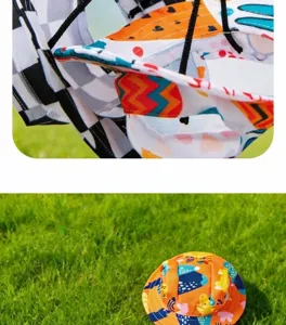 Detailansicht des bunten Haustier-Sonnenhuts mit Kordelzug und Cartoon-Druck für Tiere.