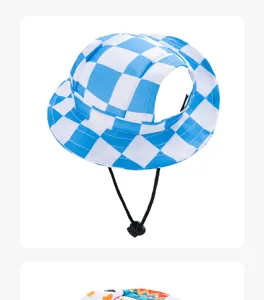 Blau-weiß karierter Haustier-Sonnenhut mit Ohrenlöchern und verstellbarem Riemen für Hunde.