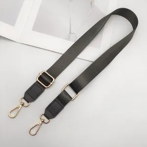 Verstelbare nylon tassenriem vervanging met lederen uiteinden en gouden hardware voor tassen.