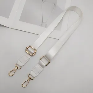 Verstelbare vervangende nylon tasband met gouden metalen hardware voor damestassen.