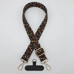 Vue détaillée de la lanière de téléphone imprimé léopard rétro avec sangle réglable et attache.