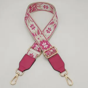 Λεπτομερής όψη boho ζώνης τσάντας jacquard με ρυθμιζόμενα χρυσά εξαρτήματα και ροζ δέρμα.