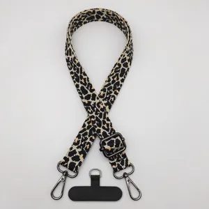 Vue détaillée de la lanière de téléphone portable réglable à motif léopard rétro et crochets.
