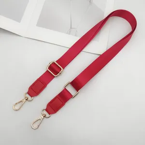 Rode verstelbare vervangende tasriem met gouden hardware en lederen uiteinden voor tassen.