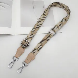Verstelbare canvas tasriem vervanging met lederen uiteinden en metalen hardware voor crossbodytassen.