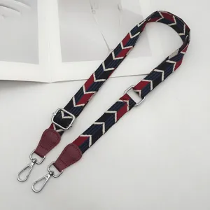 Verstelbare brede tassenvervangingsband met geometrisch patroon en zilveren gespen.