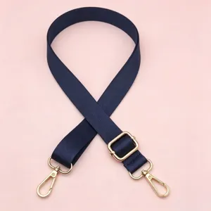 Donkerblauwe nylon tassenriem detail, 2.5cm verstelbare crossbody vervangingsriem met gouden hardware.