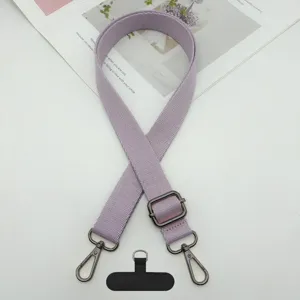 Correa de teléfono cruzada morada ajustable con herrajes metálicos y lengüeta para uso diario.