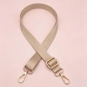 Verstelbare nylon vervangende tasband voorzien van stijlvolle goudkleurige hardware.