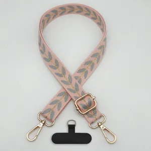 Vista dettagliata del cordino per telefono ricamato in rosa con fibbia e patch universale.