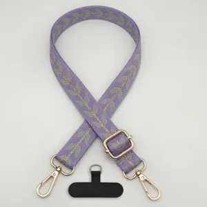 Vista dettagliata del cordino per telefono in tessuto viola con hardware dorato.