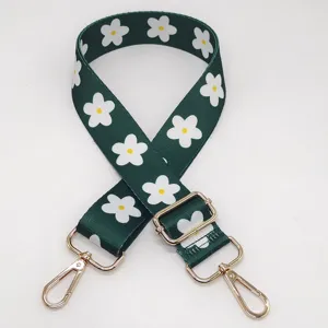 Détail de la bandoulière de sac florale verte, sangle réglable avec motif marguerites blanches.