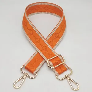 Correa de repuesto para bolso tejida en naranja con herrajes dorados y diseño étnico detallado.