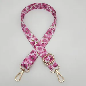 Correa de repuesto para bolso con estampado floral rosa, longitud ajustable y herrajes dorados.