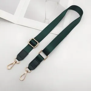 Donkergroene nylon vervangende tassenband met goudkleurige hardware en verstelbaar ontwerp voor tassen.