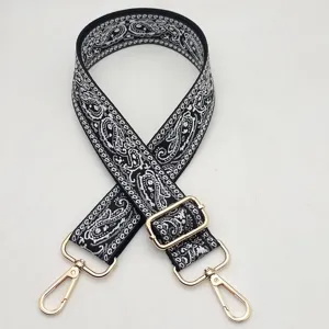 Correa de repuesto ajustable para bolso en lona paisley blanco y negro con herrajes dorados.