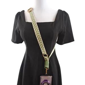 Élégante lanière de téléphone tissée à feuilles vertes avec fils dorés pour un usage quotidien.