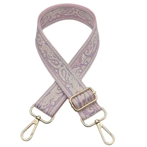 Correa de bolso de lona rosa ajustable con patrón de cachemira y herrajes metálicos dorados.