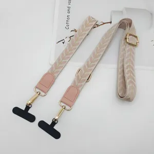 Lanière de téléphone à motif de feuille rose avec quincaillerie dorée et languettes pratiques.