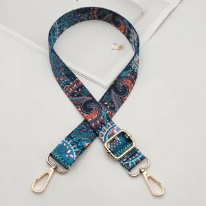 Detalle de correa de bolso estampada étnica, correa cruzada de 2.5cm de ancho con herrajes.