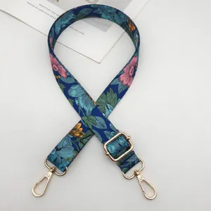 Correa de bolso ancha con estampado floral de estilo etnico y herrajes dorados.