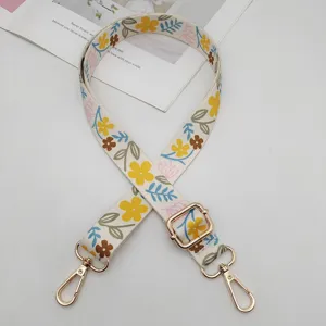 Vista detallada correa de bolso estilo étnico, cinturón de lona ajustable con ganchos dorados.