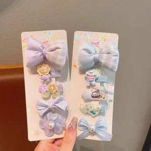 Joli ensemble de pinces à cheveux pour enfants avec nœuds vichy et fleurs pour coiffure fille.