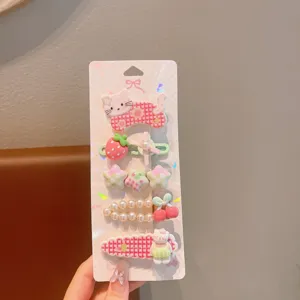 Set di fermagli per capelli per bambini con gatto e fragola dallo stile molto carino.