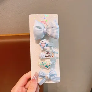 Détail de pinces à cheveux bleues mignonnes, ensemble d'accessoires nœud et ours de dessin animé.