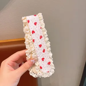 Kinder Haar Klettverschluss Styling Pad mit weisser Spitze und Erdbeer Muster für Pony.