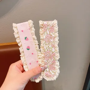 Süßer floraler Haar-Pony-Zauberaufkleber für Kinder, süßes Haar-Accessoire im Detail.