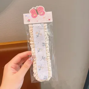 Detailansicht des Kinder Pony Haarbandes mit rosa Schmetterlingskarte und Spitzenrand.