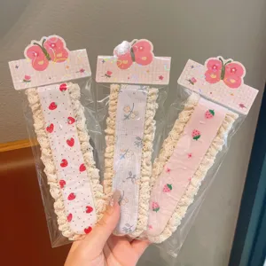 Nahaufnahme von Kinder Stirnband Haar Patch, süßer Erdbeer Blumen Druck mit Spitze.