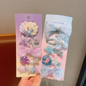 Detailansicht handgefertigter Kinder Haarklammern Set mit Muscheln und Perlen für Mädchen.