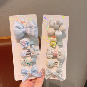 Joli ensemble de pinces à cheveux pour enfants avec nœuds à carreaux et motifs d'animaux.