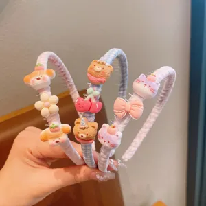 Détail de serre-tête animaux mignons avec des breloques en résine sur bandeaux à carreaux.