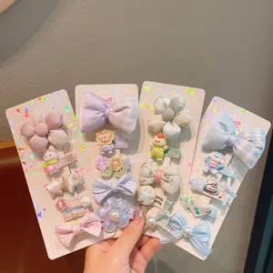 Vue détaillée de pinces à cheveux mignonnes pour enfants avec nœuds et motifs floraux.