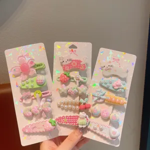 Primo piano dettagliato del set di fermagli per capelli da bambini con motivi floreali.