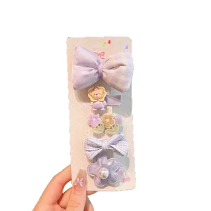 Joli ensemble de pinces à cheveux pour enfants avec nœuds vichy violets et pinces florales.