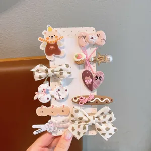 Niedliche braune Cartoon Haarspangen Set für Mädchen, süße Schleifen Haaraccessoires Detail.