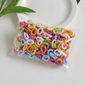 Bunte elastische Haargummis für Kinder, weiche Haarbänder im transparenten Beutel Detail.