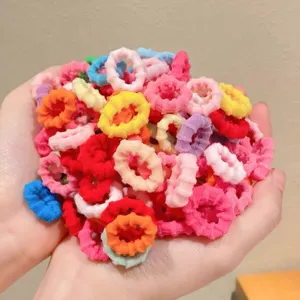 Bunte Mini-Haargummis Detailansicht aus weichem Frotteematerial mit hoher Elastizität für Kinder.