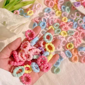 Nahaufnahme von bunten elastischen Haargummis für Kinder, weiche Frottee Haargummis für Frisuren.