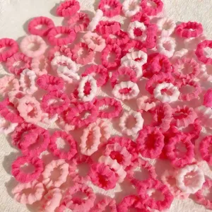 Bunte weiche Haargummis für Kinder, elastische Bambus-Haarbänder im Detail, Set in Rosa und Weiß.