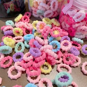 Detailansicht bunter Mini-Haargummis, weiche elastische Frotteebänder für Kinder tägliches Styling