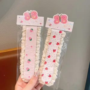 Süßes Erdbeer Spitzen Ponyhaar Pflaster für Kinder, praktisches Haar Styling Detail.