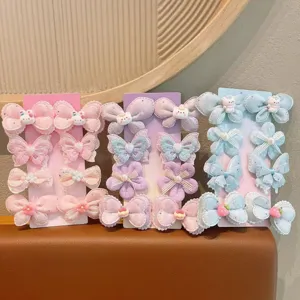 Vue détaillée du joli ensemble de pinces à cheveux pour enfants avec des fleurs.
