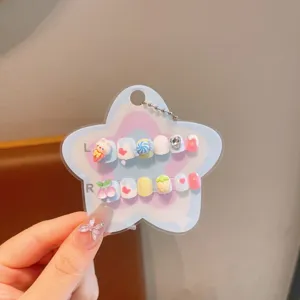 Kinder Cartoon Kuenstliche Naehle Detailansicht mit suessen 3D Bonbon Motiven und Aufkleber.