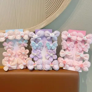 Gros plan détaillé de pinces à cheveux pastel colorées avec de jolis nœuds et papillons pour filles.