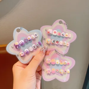 Süße Cartoon Kunstnägel für Kinder mit niedlichen 3D Dekorationen auf Sternkarten.